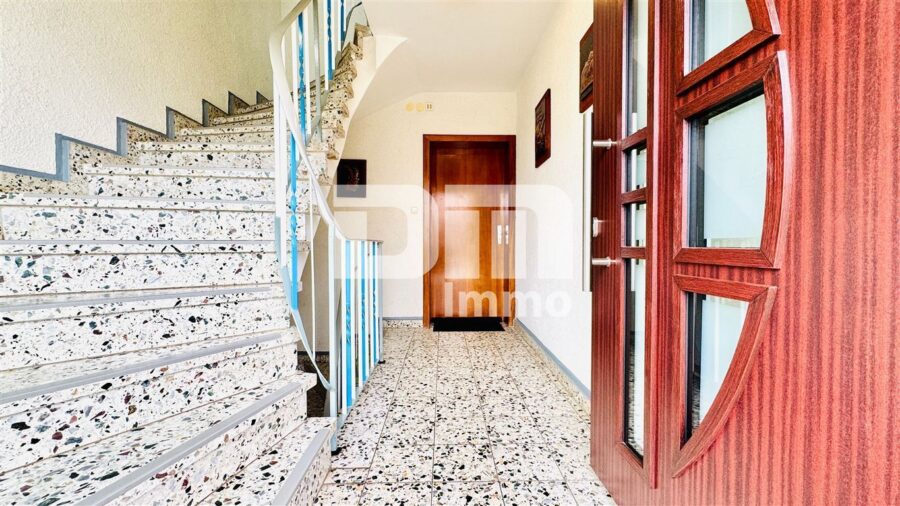 Modernisiertes Ein-/ Zweifamilienhaus inkl. PV-Anlage + Garage auf Traumgrundstück - EG Haupteingang / Treppenhaus